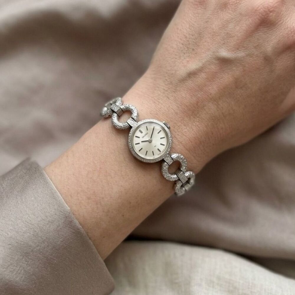 Vintage Ladies Seiko Silver Dainty Mechanical Watch 11-0509 Round Link Bracelet